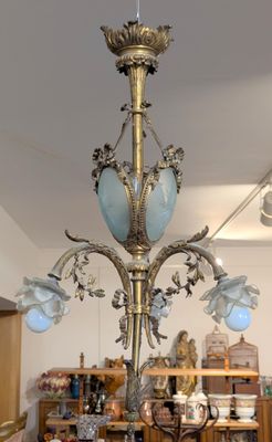 un lustre qui se trouve dans une pièce où il y a beaucoup d'objets