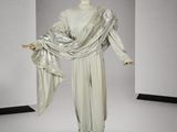 un mannequin vêtu d'une robe blanche et d'un foulard