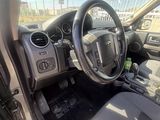 une vue de l'intérieur d'une voiture depuis le siège du conducteur