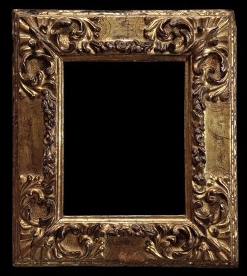 un cadre doré richement décoré, orné de volutes à l'infini sur fond noir