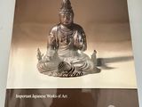 un livre sur la couverture duquel figure l'image d'une statue de Bouddha