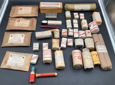 un grand nombre d'objets différents posés sur une table