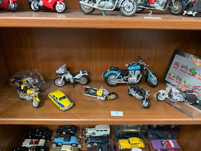 * Lot de motos et véhicules miniatures dont Maïsto