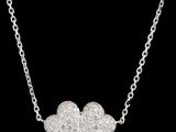 un pendentif en forme de trèfle en or blanc et diamants, monté sur une chaîne