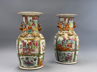 une paire de vases chinois ornés de motifs colorés sur fond gris