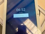 une image d'un ordinateur tablette posé sur une table