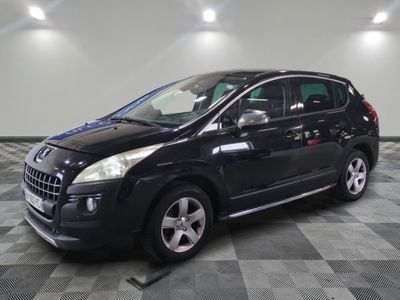 la petite voiture noire est garée dans une grande pièce