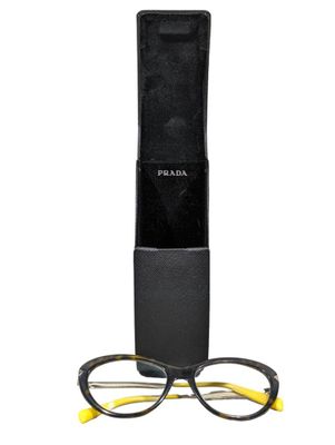 une paire de lunettes posée sur un étui noir