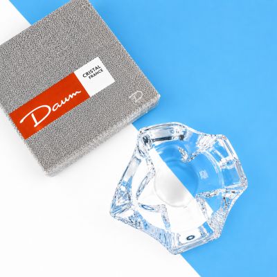 un gros plan d'un objet en forme de losange sur une surface bleue et blanche