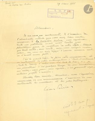 un vieux document sur lequel figure une lettre manuscrite, posé sur une table