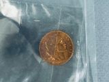une petite pièce de monnaie dans un sac en plastique posé sur une table