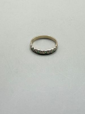 une bague en argent posée sur une table