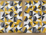 deux morceaux de tissu à motifs jaunes et gris accrochés à un mur
