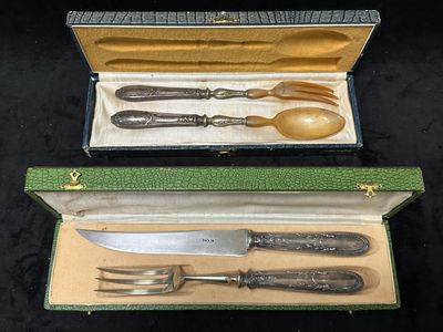 une boîte contenant un couteau, une fourchette, une cuillère et une cuillère