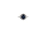 gros plan d'une bague en diamant et saphir sur fond blanc