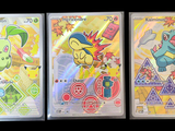 Trois cartes à collectionner Pokémon sont représentées sur un fond noir