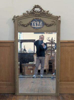 un homme se prenant en photo dans un miroir