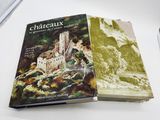 deux livres posés l'un à côté de l'autre sur une table blanche