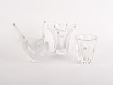 trois morceaux de verre posés sur une surface blanche