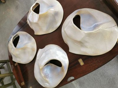 Quatre appliques, sculptures murales en grès porcelaine blan…