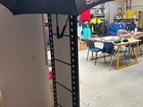 un parapluie noir posé sur un support dans une pièce