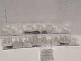de nombreuses petites maquettes de bâtiments exposées sur une table