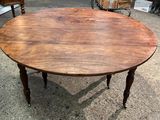 une table sur laquelle est posé un plateau en bois