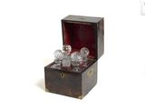 une petite boîte contenant trois verres en cristal