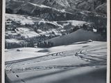 une image représentant une photo en noir et blanc d'une affiche montrant une chaîne de montagnes