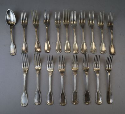 un assortiment d'argenterie comprenant des fourchettes, des cuillères et des cuillers