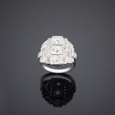 une bague Art déco sertie de diamants en grappe