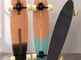 deux skateboards posés l'un à côté de l'autre sur le sol