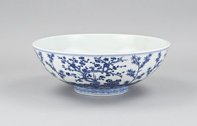 bol bleu et blanc orné de fleurs et d'oiseaux