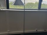 un lampadaire posé à côté d'une bouteille d'eau