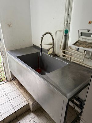 Évier inox professionnel une cuve, avec robinet col de cygne…