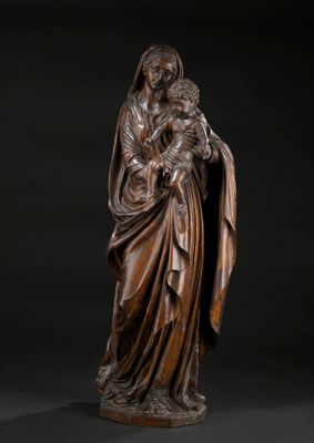 une statue en bronze d'une femme tenant un enfant dans ses bras
