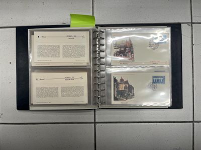 un classeur comportant trois pages, posé contre un mur carrelé