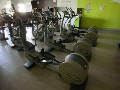 des rangées de vélos d'appartement alignés dans une salle de sport