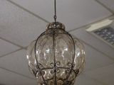 une lampe suspendue au plafond de la pièce