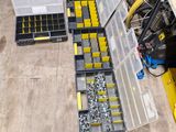une photo d'un homme en train de travailler sur une machine dans un garage