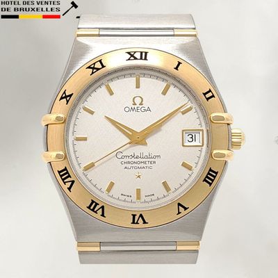 une image d'un gros plan d'une montre-bracelet avec des chiffres romains