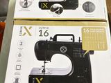 deux cartons contenant des machines à coudre posés sur une table dans un magasin