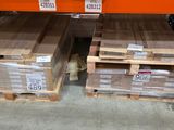 deux palettes de bois empilées l'une sur l'autre dans un entrepôt