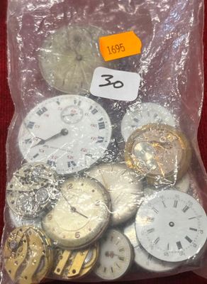 de nombreux types d'horloges dans un sac