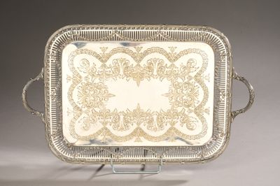 une assiette en argent antique avec un motif décoratif