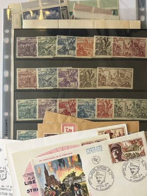 de nombreux types de timbres différents sur une feuille de papier
