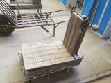une petite charrette avec un siège en bois dans un garage