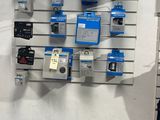une vitrine présentant des téléphones portables accrochée au mur d'un magasin