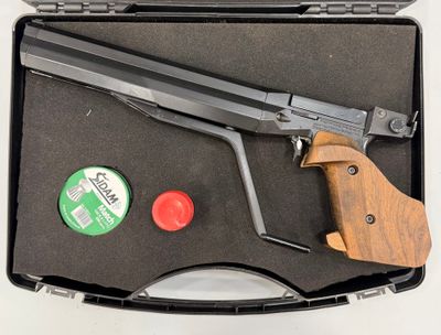 un pistolet rangé dans un étui muni d'un bouton rouge