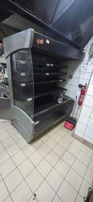 de nombreuses étagères vides dans un magasin, posées à même le sol